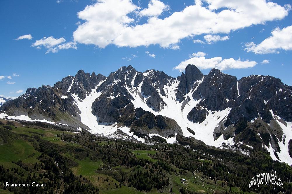 008 Vista sul gruppo della Bagozza dal monte Gardena.jpg